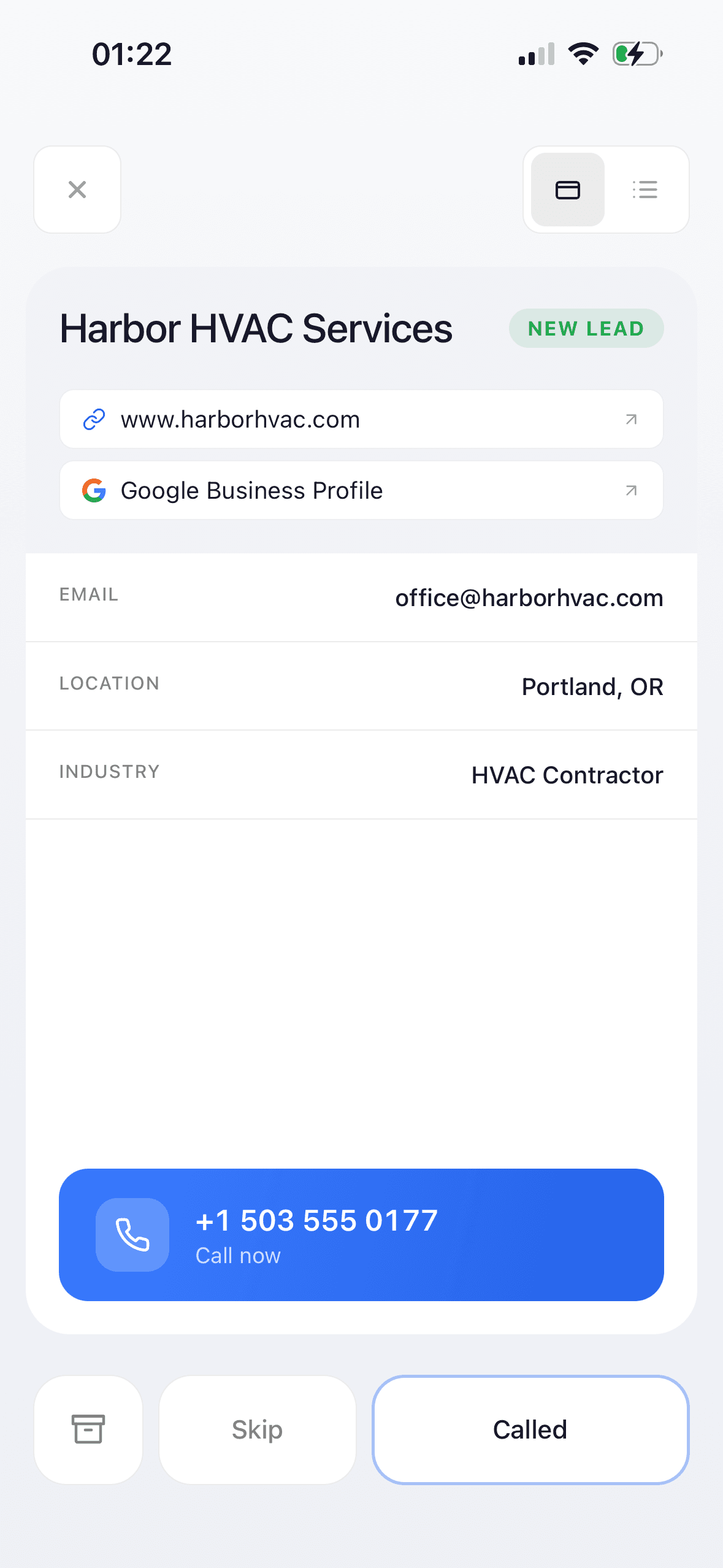 Callday auf dem iPhone: die Pre-Call-Karte eines Leads mit „New lead“-Markierung, Website- und Google-Profil-Link, Standort- und Branchenangaben und großem Call-Button.